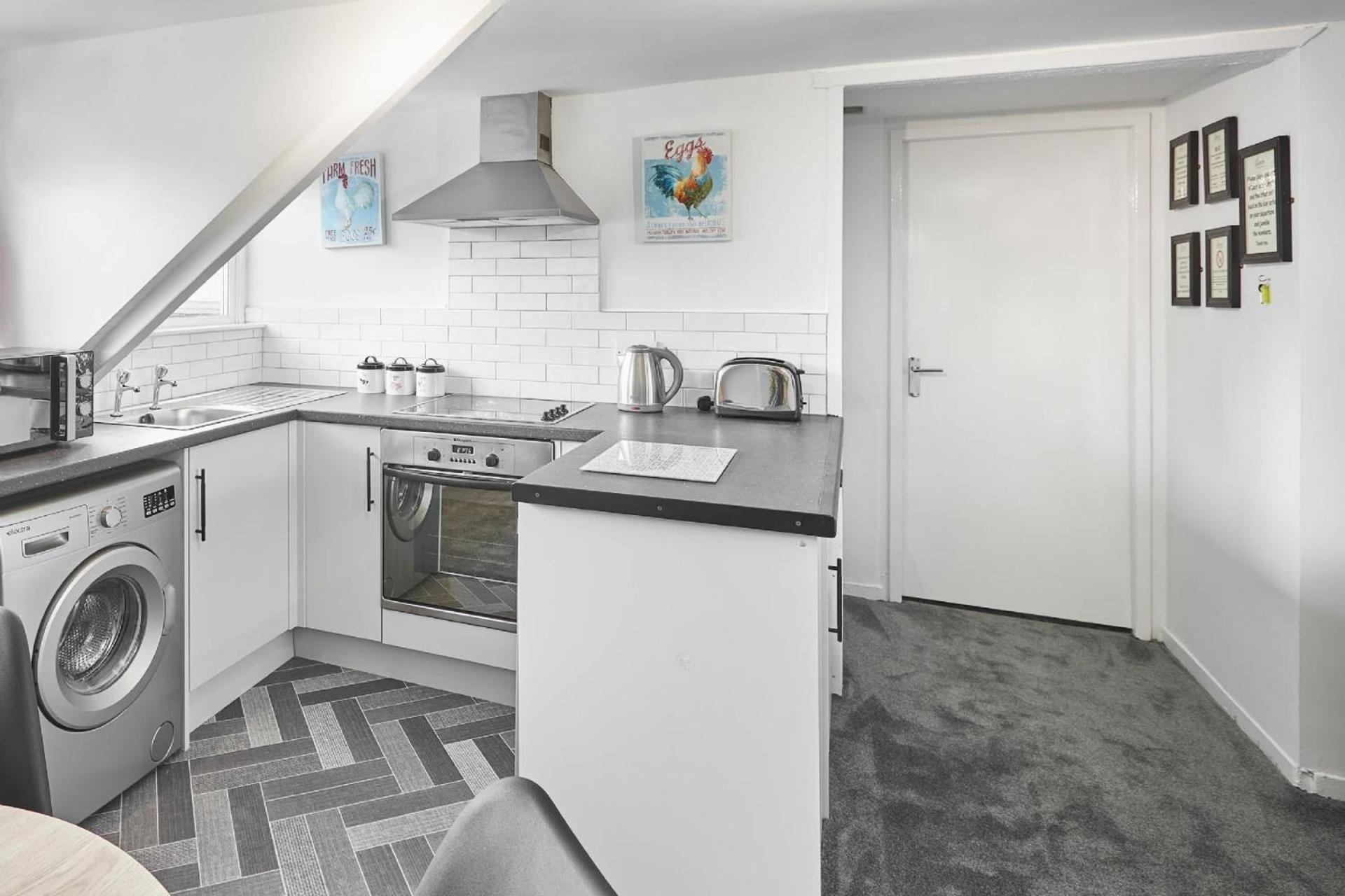 Apartment 4 Glencoe Holiday Apartments Уитби Екстериор снимка